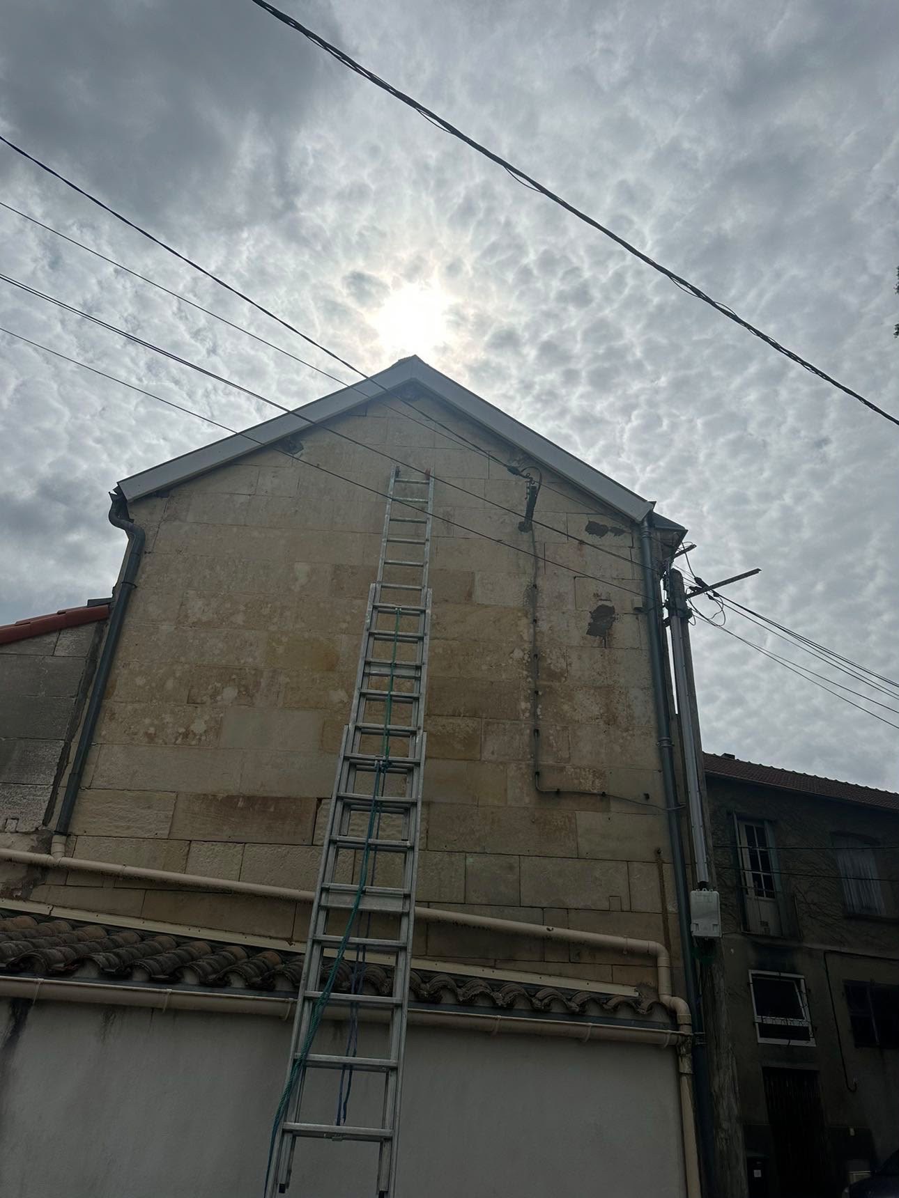 Pignon en pierre avant ravalement à Royan