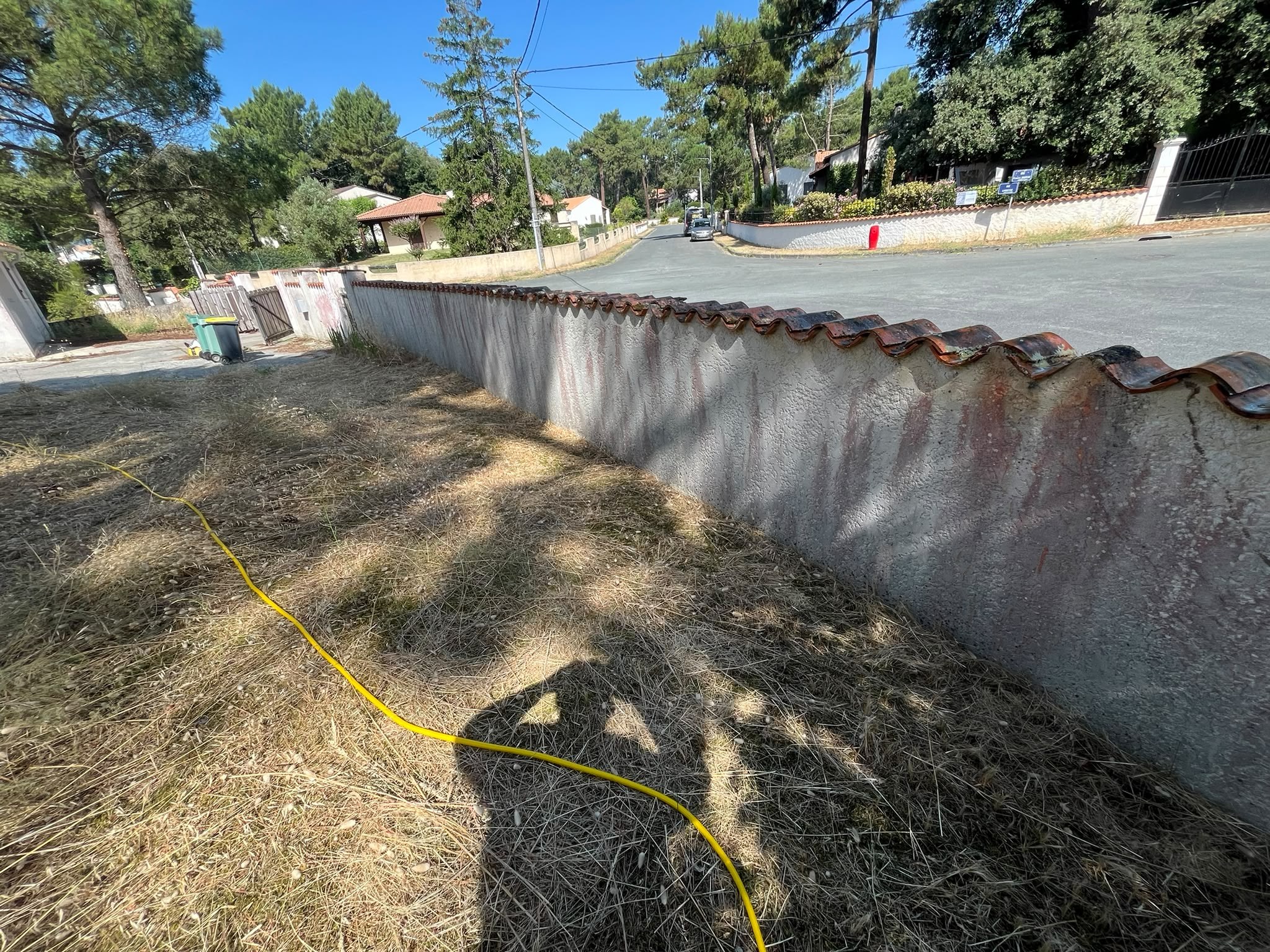 Mur de clôture avec chaperon avant traitement à Royan