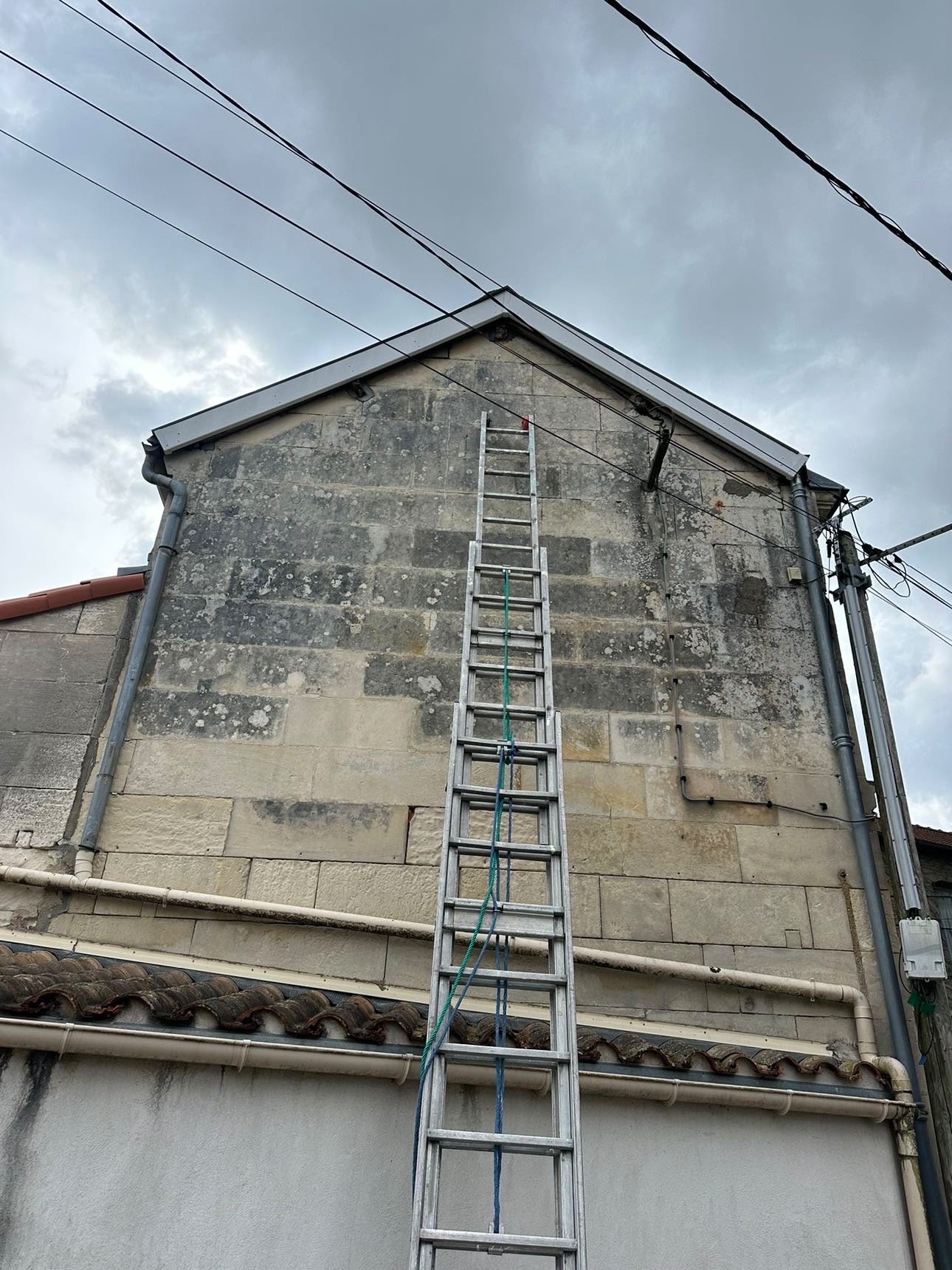 Pignon en pierre et échelle avant ravalement à Royan