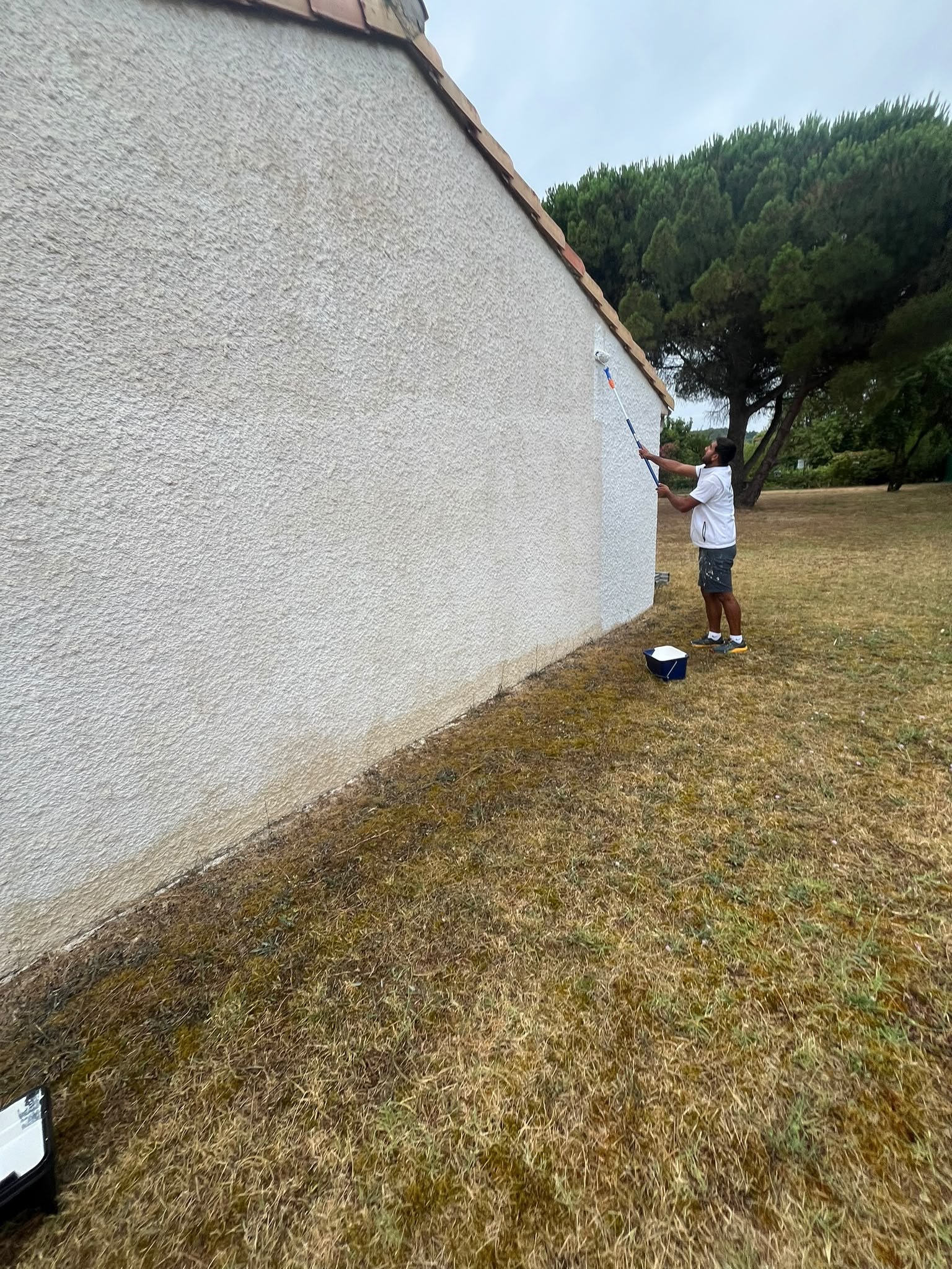 Mur blanc fraîchement peint à Royan