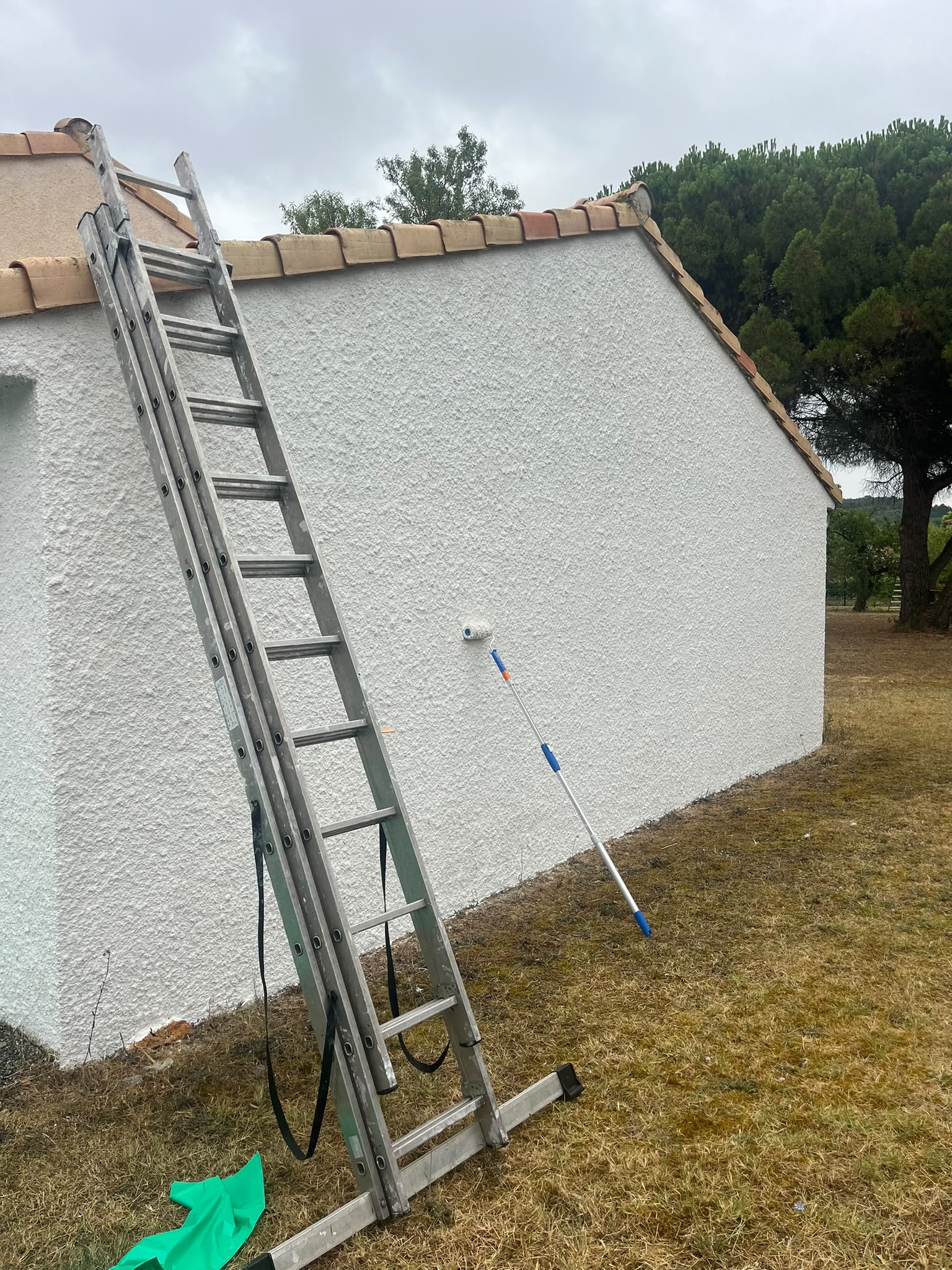 Façade blanche et échelle pendant les travaux à Royan